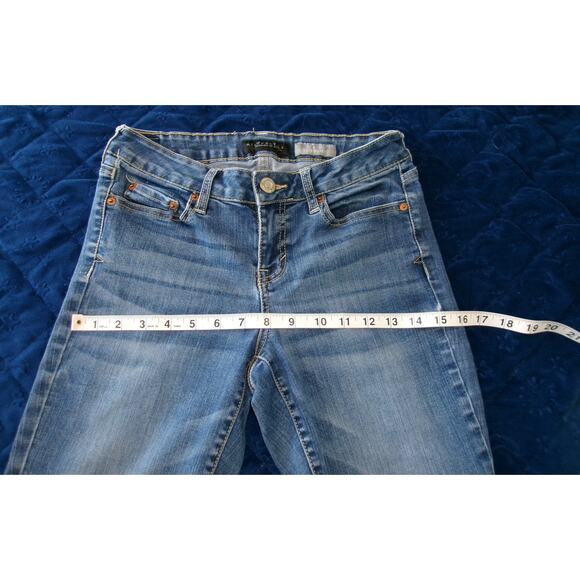 EUC Aeropostale Jeans 2 Women Regular Size Blue Denim Low Rise Curvy Skinny - Picture 4 of 13